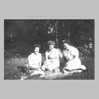 076-0009 Sommer 1943, Drei junge Damen am Waldesrand. Von links Christel Neumann,. Lotti Wisboreit und Ursula Scharwies.jpg